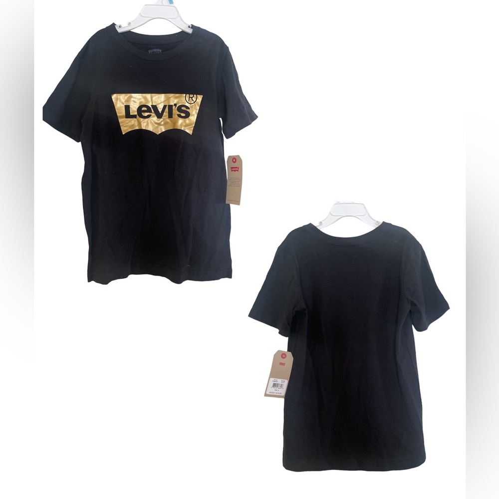 Levi’s black tee